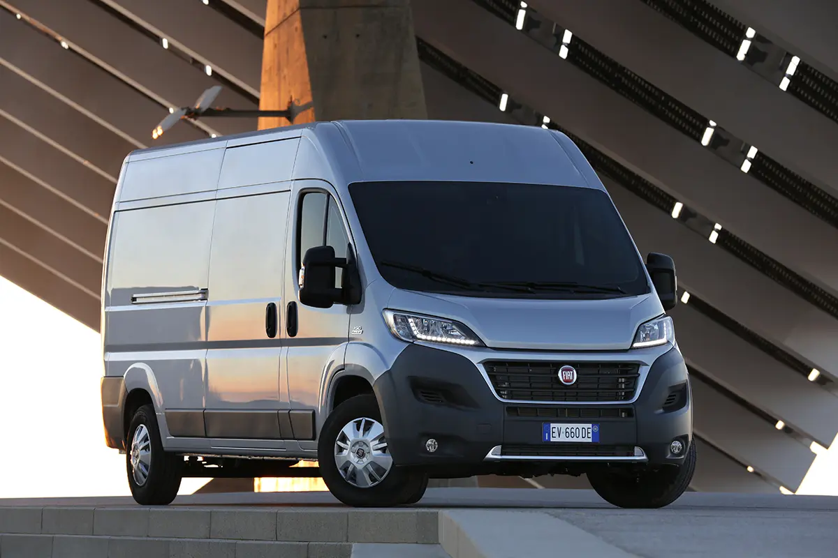 Stříbrná dodávka Fiat Ducato